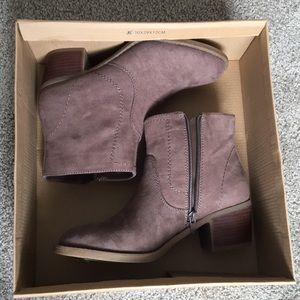 Woman’s Ruff Hewn ankle boots
